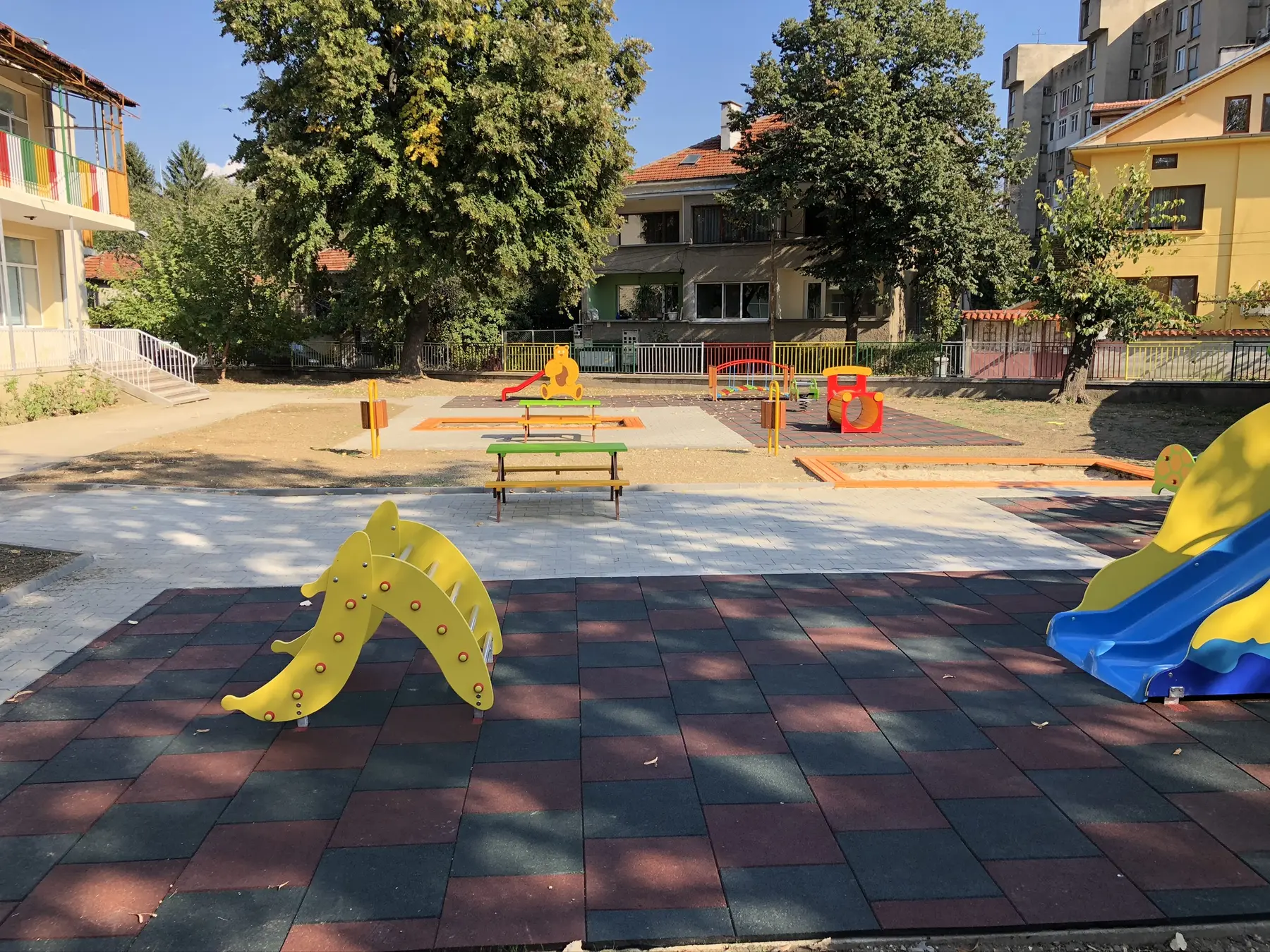 Детски площадки и мини футболно игрище — етап 5